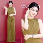  절제된 우아함의 <b>정수</b>...올리브 그린 드레스로 완성한 고혹적인...