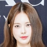 [현장포토] "예뻐서, 클로즈업"...방지민, <b>인형</b>의 이목구비