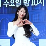 열애설 부인 후 김희철에 플러팅 "나 사랑해?" ('힛<b>트쏭</b>')