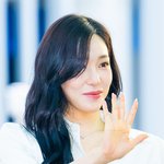 [사진]티파니 영,'빠져드는 눈빛으로 <b>손인사</b>'