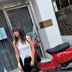 채정안 시크하게 골목 장악…파티에선 여유 <b>만끽</b>