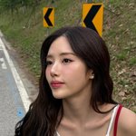 프로미스나인 <b>박지원</b>, 레드 프릴 톱 하나로 '러블리 섹시' 정조준…시선...