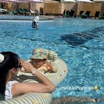 손연재, 귀요미 아들과 <b>물놀이</b>..커플 튜브 타고 둥둥