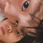 이혼' 이윤진, 생이별한 子와 껌<b>딱지</b> 됐다…세 가족사진까지 '애틋'