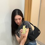 박규영, 명동 한복판에서 선보인 데님 버뮤다 팬츠의 힙한 변신