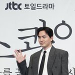 “남들 웃게 해주는 편인데..<b>평소</b> 모습 못 보여줘”(‘에스콰이어’)