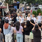 어제 신촌 지나가다가 남돌 버스킹 하는 거 봄