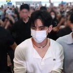 <b>BTS</b> 뷔 등장에 아수라장, 팬들 쓰러지고 비명까지 “공항 우리...