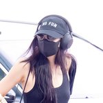 [현장포토] "빛나는 <b>OOTD</b>"...제니, 파격적 패션