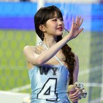 온라인 들썩인 장원영 시축 의상…누리꾼 갑론을박 지속