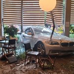 식당안으로 차량 돌진...장례식 마친 친인척 덮쳐 7명 중경상