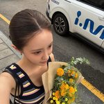 <b>효민</b>, 노란 꽃조차 배경일 뿐...'비율' 하나로 길거리 런웨이...