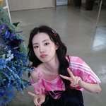 “두 손 가득 평화”…신시아, 여름 <b>한낮</b>→장난기 담은 셀카