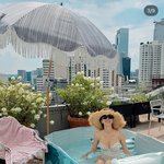 42세 무색한 완벽 수영복 몸매..럭셔리 '집캉스' 눈길[스타<b>IN</b>]