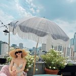  집 옥상에서 모노키니 입고 바캉스…반전 <b>볼륨</b>감까지 [해시태그]