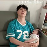 늦깎이 육아 얼마나 힘들면…붕어빵 딸과 <b>소파</b> 쪽잠 “진짜 똑같다”