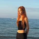 크러쉬 조이 몽환적 매력으로 시선 압도…완벽 몸매까지