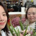 한지민, 역대급 <b>미담</b>…'다운증후군 작가' 정은혜 결혼식 지원했다...