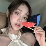 <b>츄</b>, 드레스 입고 과일 먹방?...과즙美에 '반전' 매력 터졌다