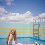 “장난기 흐르는 한순간”…크러쉬 조이, 여름 오후→수영장 감성 폭발