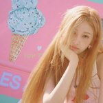 “달콤한 <b>여름날</b>처럼”…크러쉬 조이, 금발빛 미소→설렘 자극 화보