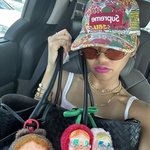 <b>미미</b>, 가방에 키링 3개 달고 등장…라부부 잇는 新유행 예고