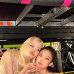 [SCin스타] 블핑 제니, 로제와 껌딱지 셀카…후끈 월드투어 인증