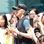 팬들에 둘러싸인 <b>위너</b> 강승윤