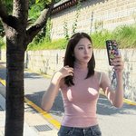  중단발 변신 후 물오른 미모...핑크 민소매에 '완벽핏' <b>데님</b>