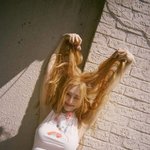 레드벨벳 조이, 오렌지 헤어 휘날리는 '러블리 요정'…사탕 물고...