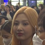 휴대폰 찍은 레드벨벳 조이 박수영 <b>SM</b>타운 출국