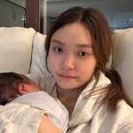  결혼 6년만 엄마 된 근황..<b>생후</b> 1개월 아기 품에 안고 행복