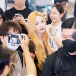 속에서도 한눈에 보이는 금발 미녀’ (김포공항 출국) [<b>HD</b>포토]