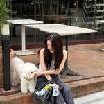 청초함을 사람으로 표현하면 이럴까…귀여운 강아지 안고 해맑은 <b>미소</b>