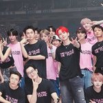 슴콘 단체사진 중간에 <b>서서</b> 이렇게 가리는애들은 왜케 눈치가 없냐