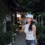 츄, <b>데님</b> 숏팬츠에 물오른 성숙美...골목길서 드러난 반전 자태