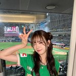 우아 <b>우연</b>, 키움 히어로즈 그린 크롭 유니폼으로 스포티 러블리룩...