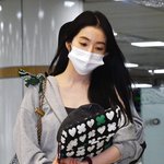 레드벨벳 아이린 ‘소중한 가방을 꼬옥 안고’[포토엔HD]