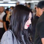 [현장포토] "<b>옆선도</b> 우월해"...카리나, 각도무시 꽃미모