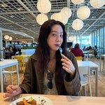 [어케생각해] '외국 <b>체류</b>' 정려원, 살 안 찌는 비결은 식후 쇼핑인가