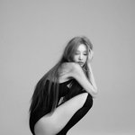 레드벨벳 크러쉬 조이, '과즙미' 지우고 파격 점프수트 자태…'성숙미'...