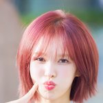 ‘호두과자를 좋아해요’ (웬디의 영스트리트 출근길) [<b>HD</b>포토]