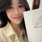 "내가 십만 유튜버라니…" 다비치 이해리 <b>실버</b>버튼 포옹^^