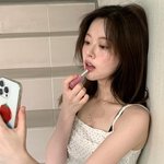 “요즘은 볼이랑 입술에 <b>생기</b> 한 방울”…한수아, 여름 감성→은은한...