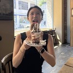 칼로리 폭탄 디저트 앞 행복한 <b>미소</b> "항상 굶주려" [해시태그]