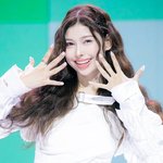 앳하트 <b>미치</b> "'플롯 트위스트', 우리의 데뷔곡 돼 행복하다