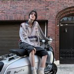 한소희, 바이크에 앉아 시선 압도..시크하거나 러블리하거나