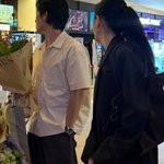 '자숙 9년' 엄태웅, 복귀 앞두고 영화관 나들이?…윤혜진 옆 '꽃다발'...