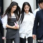 "<b>힘내라</b>" 응원→"합의해" 1인 시위까지…뉴진스, 법원 출석에...