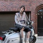 한소희 바이크 올라타 빤히…반전매력에 시선 강탈